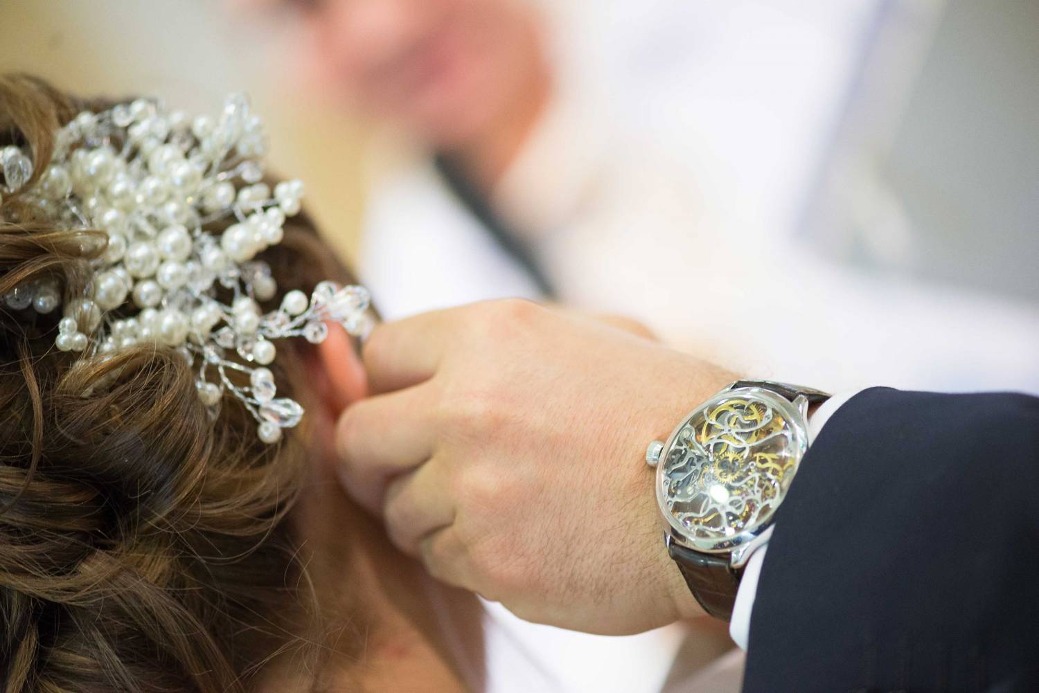Les bijoux en perles sont à réserver aux grandes occasions | Photo : Collection Mariage Bianchi