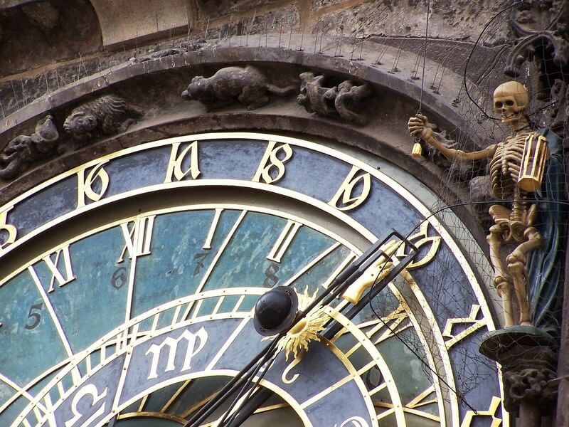 La faucheuse qui tient un sablier et tire une corde est l’automate emblématique de l’horloge astronomique de Prague.