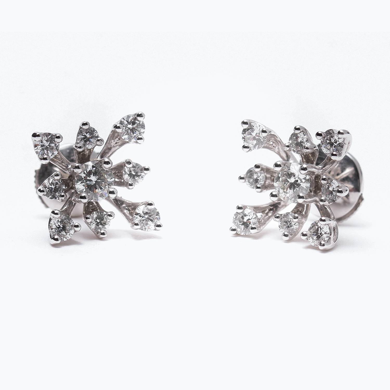 Au travail, des bijoux discrets mais originaux ajouteront un plus à votre look | Photo : Boucles d’oreilles Flocons de Neige Bianchi