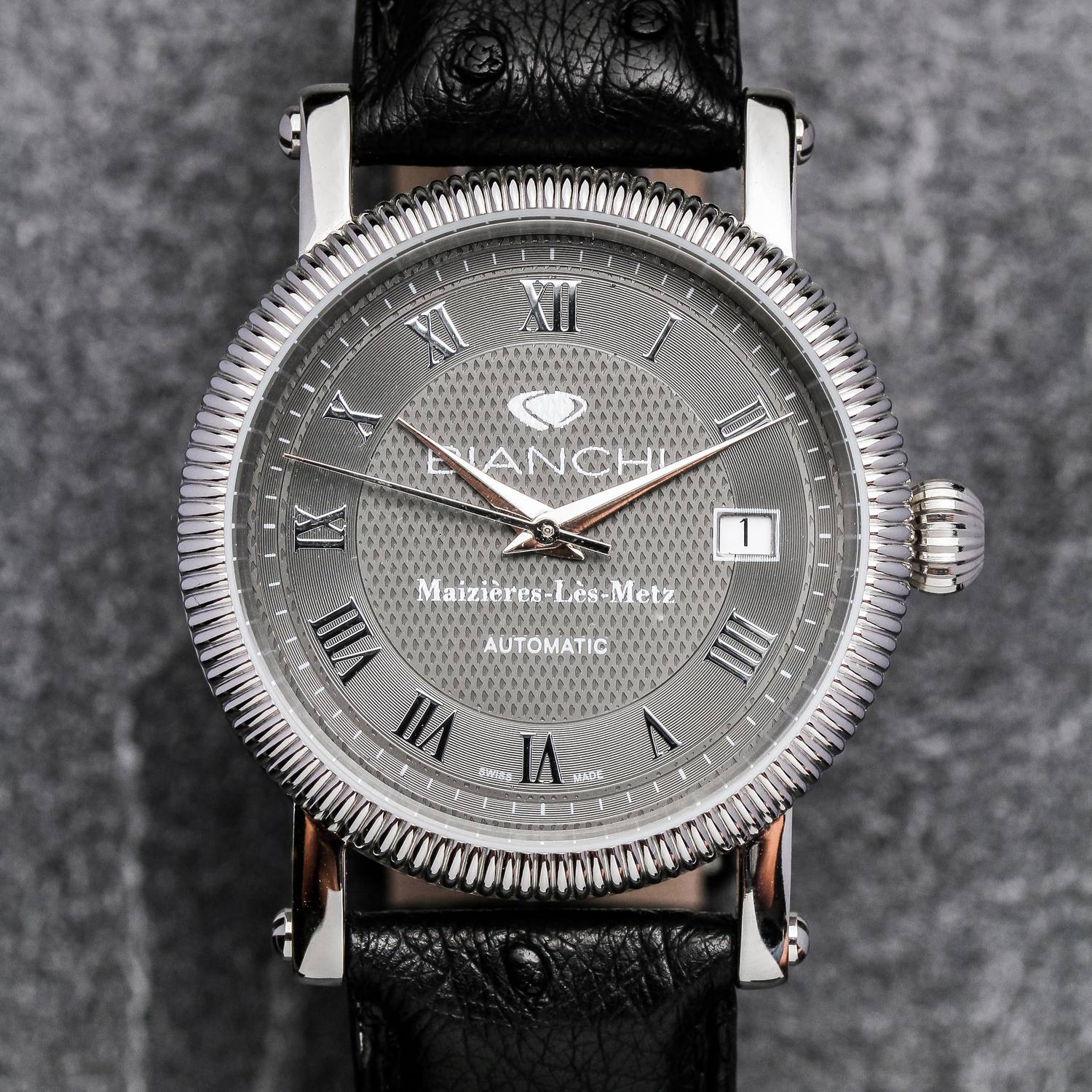 Une montre seule peut tout changer à un look | Photo : Montre dame automatique Bianchi