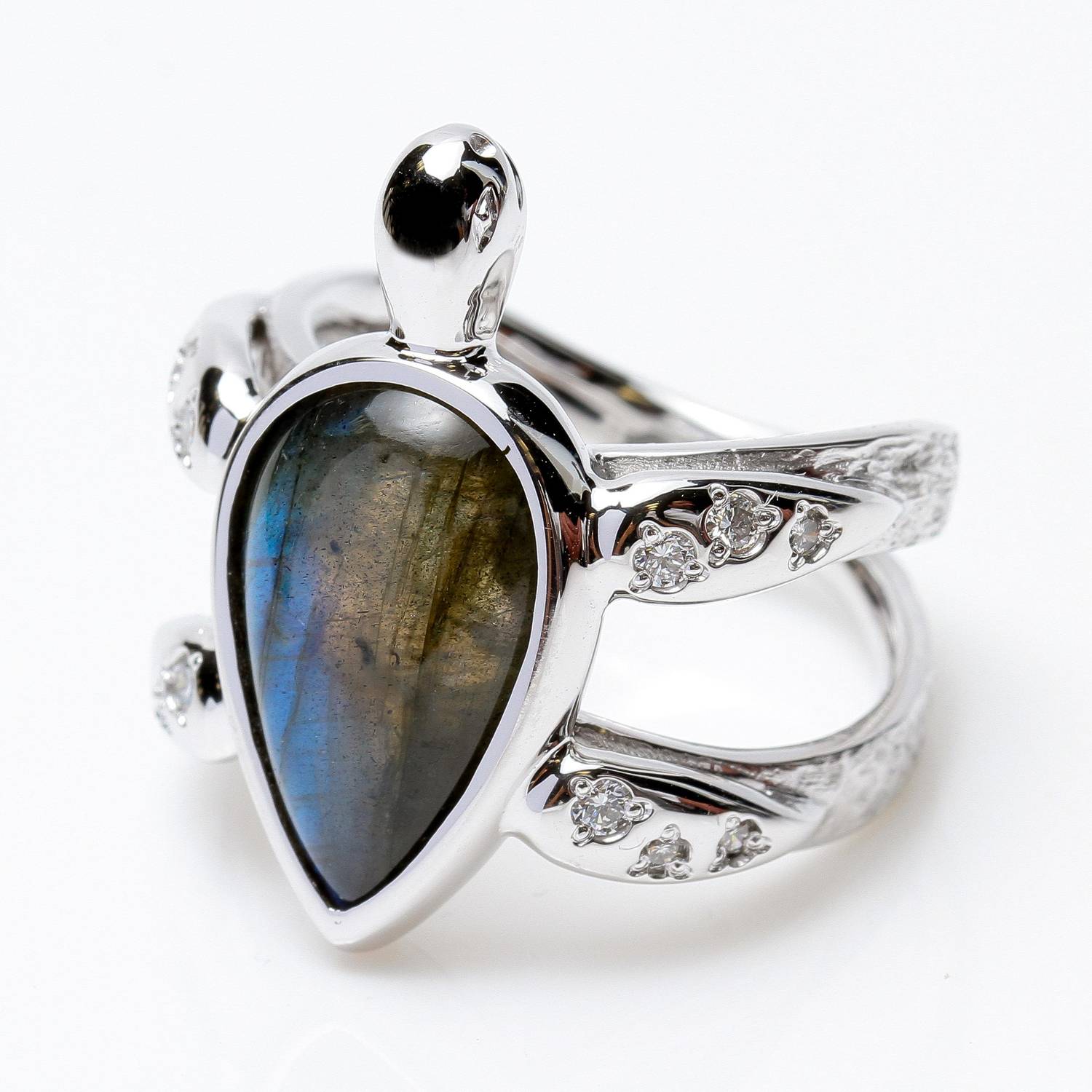 Les bijoux fins, en argent ou en or blanc, s’accordent avec tout | Photo : bague tortue en or blanc Bianchi