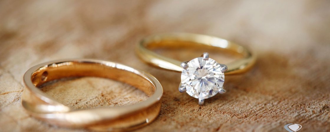Comment porter une alliance et une bague de fiançailles ?