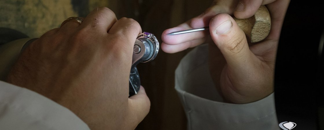 Comment est conçue une bague de fiançailles unique et sur mesure ?