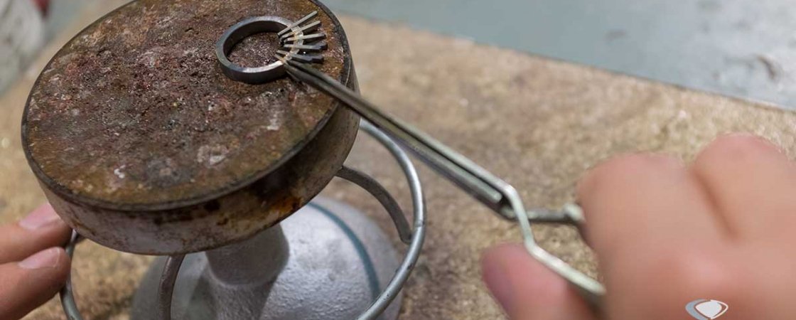 Transformation de bijoux : comment donner une seconde vie à ses bijoux anciens ou cassés ?