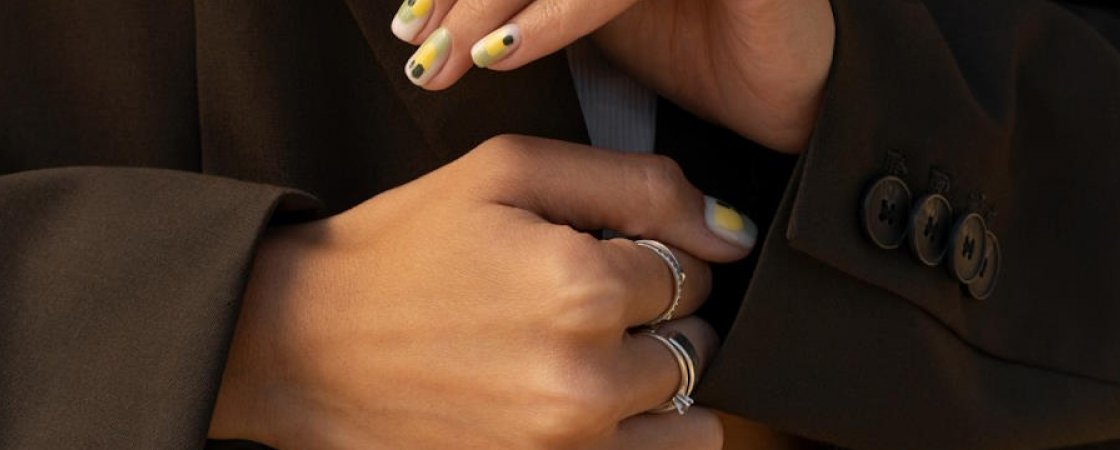 Quelle bague choisir pour l'index ? Choix & signification