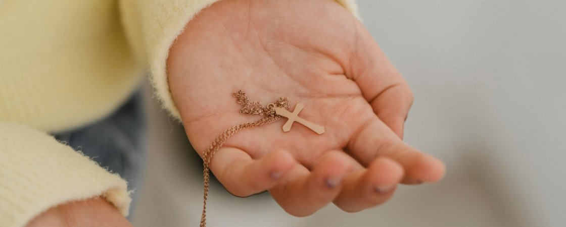 La croix dans les bijoux de baptême : formes, styles et symboliques à connaître