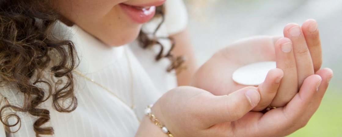 Or jaune, or blanc, argent : quelle matière pour un bijou de baptême ?