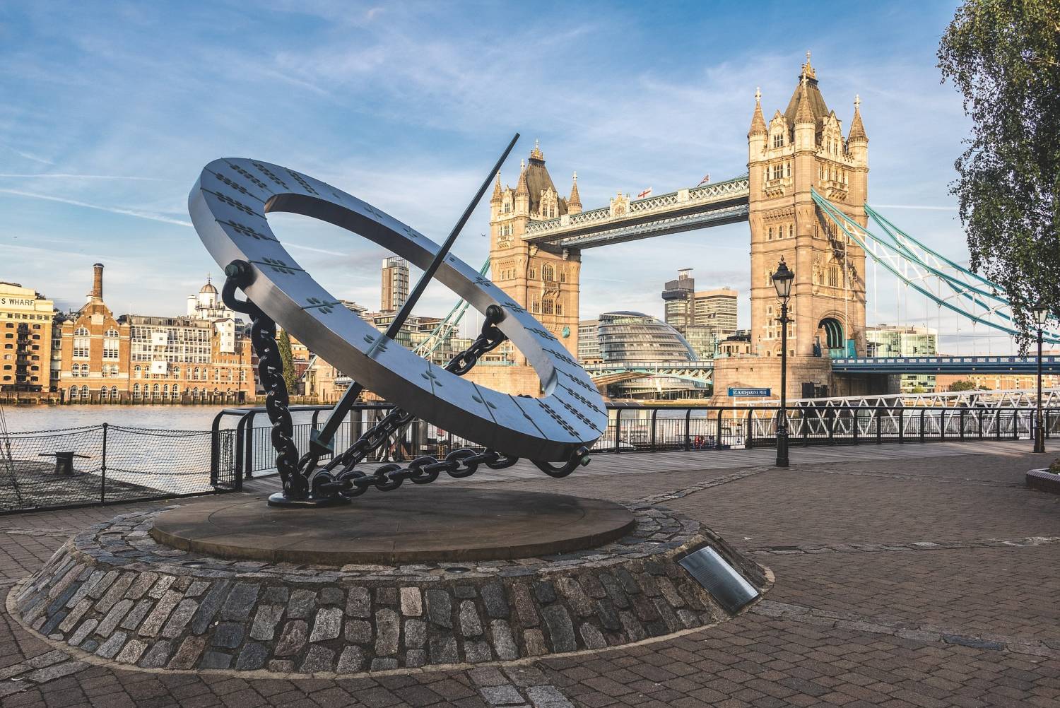 Un cadran solaire moderne incliné à Londres