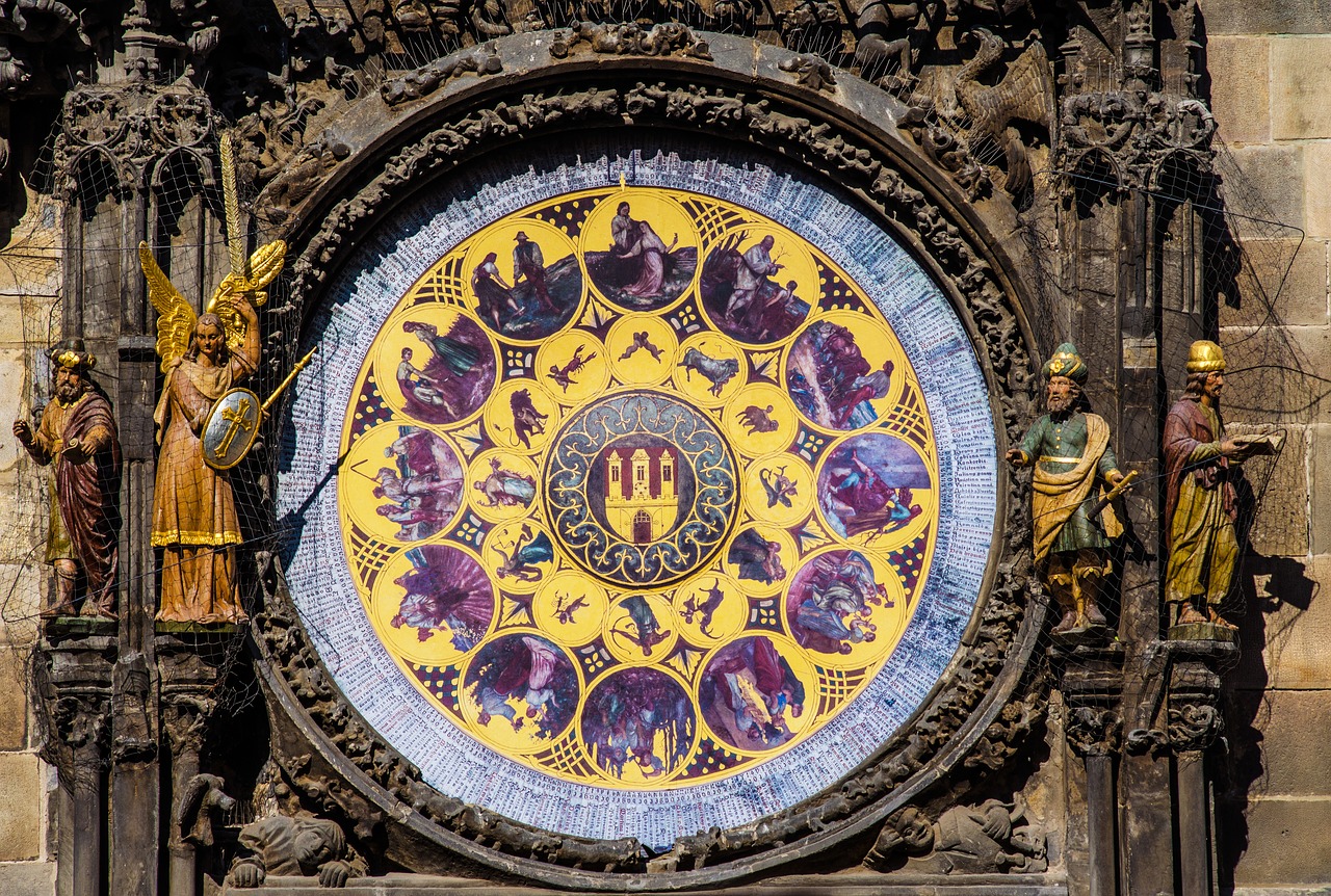 Le calendrier situé sous l’horloge représente la vie des paysans de Bohème | Source photo