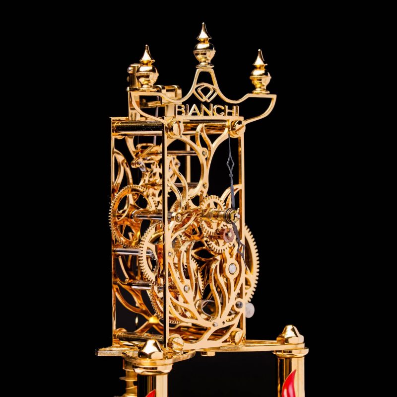 Transformation d’une horloge 400 jours mécanique en pièce squelette moderne puis recouvert d’or selon le thème choisi par le client. Pièce unique réalisée à la main dans nos ateliers.