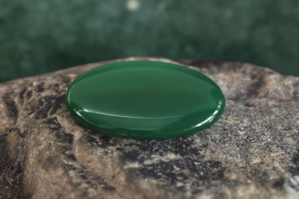 Le jade, trois minéraux distincts : jadéite, néphrite et kosmochlor