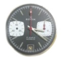 Vue avant du mouvement avec guichet a 6h, indicateur des secondes a 9h (avec trotteuse manquante) et compteur des minutes de fonctionnement du chronomètre à 3h.